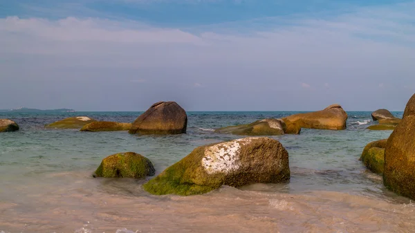 Sahilde büyük bir kaya