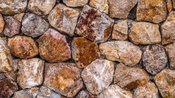 sahil tarafında taş duvar