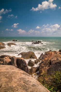 Deniz dalga ile taş