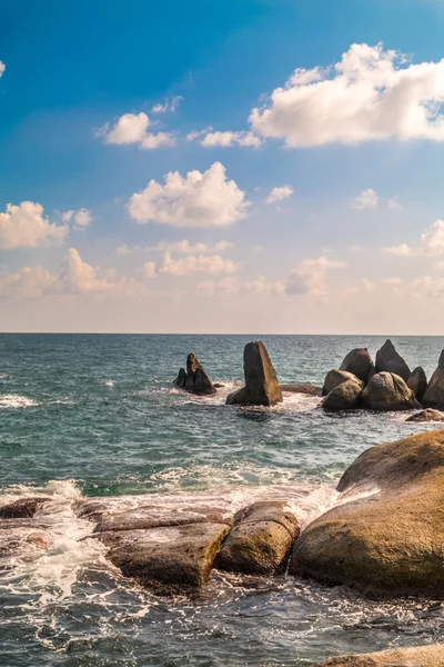 Deniz dalga ile taş 