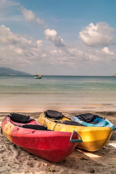 Colorati kayak vuoti sulla spiaggia Fotografia Stock