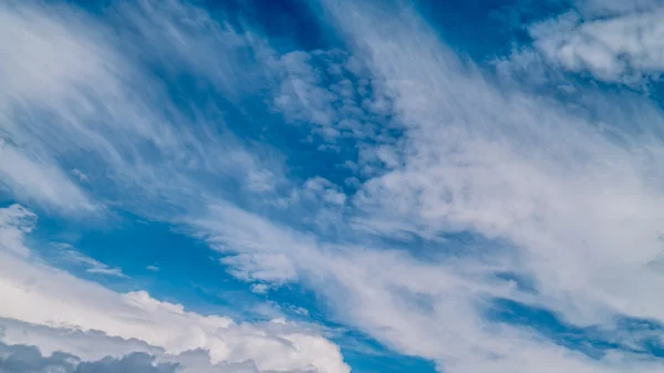 bulutlu gökyüzü mavi