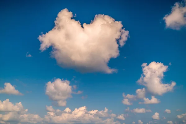 bulutlu gökyüzü mavi