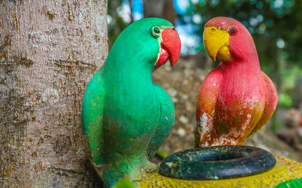 Papağan kırmızı ve yeşil Heykel Bahçe.