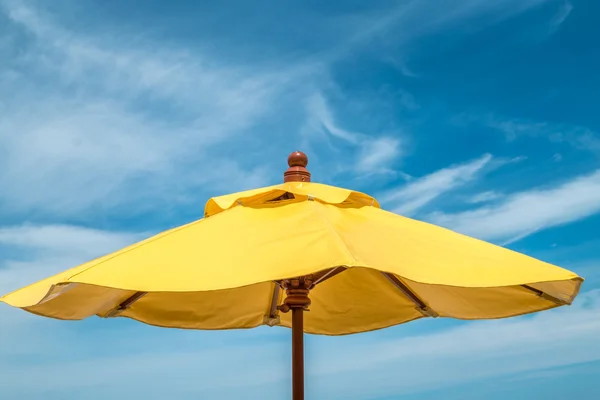 yumuşak bulut ve sarı şemsiye ile mavi gökyüzü