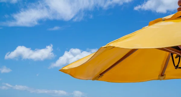 yumuşak bulut ve sarı şemsiye ile mavi gökyüzü