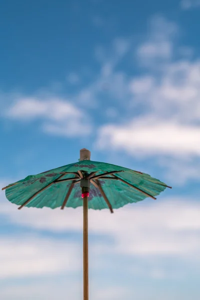 Mavi gökyüzü ve şemsiye