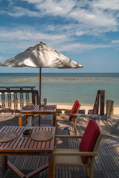 plaj sandalye ve şemsiye