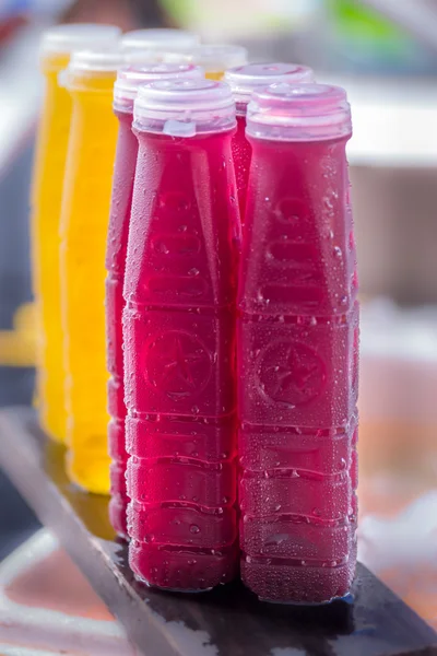 turuncu ve granade plastik bottels suyu