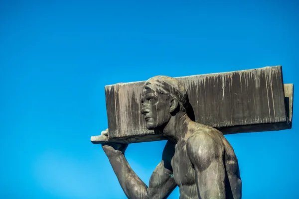 çelik kiriş ile adam