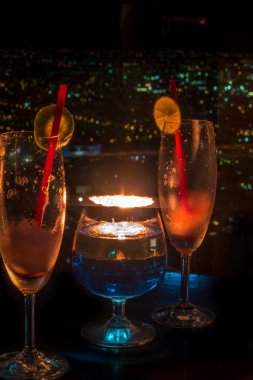 lezzetli limonata iki bardak