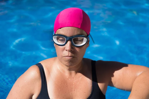 Giovane Donna Che Esercita Rilassa Piscina — Foto Stock