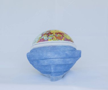 Avrupa 'yı gösteren beyaz arka planda bir çene kayışıyla kaplı dünya