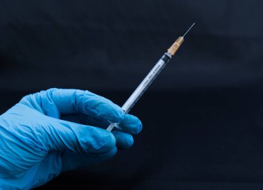 Kadın doktor elleri elinde şırıngayla