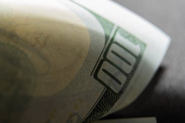 Banknotun numarasını gösteren dolar banknotunu kapat.