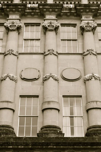 Columnas ricamente decoradas Jónico entre ventanas de marco georgiano —  Fotos de Stock