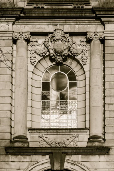 Gazdagon díszített ablak ionos oszlopok és szobor — Stock Fotó