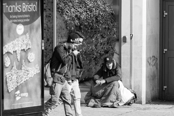 Бездомный сидит на улице — стоковое фото
