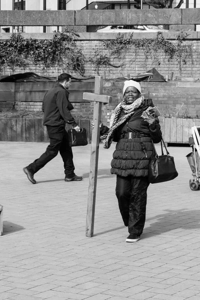 Frau mit großem Kreuz auf der Straße — Stockfoto