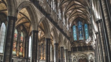 Salisbury Katedrali Batı Arches ve vitray Hdr fotoğraf