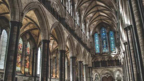 Salisbury Cathedral západ oblouky a vitráže Hdr fotografie — Stock fotografie