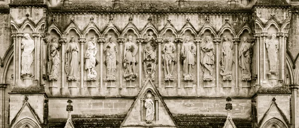 Salisbury Cathedral West främre statyer ovan entré sepiaton — Stockfoto