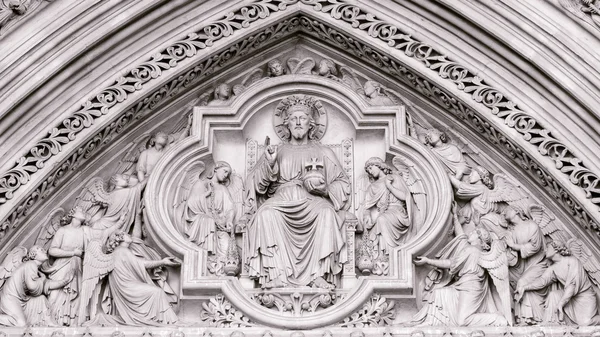 ウェストミン スター寺院の北入口の上の彫刻します。 — ストック写真