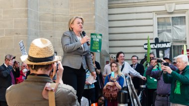 Londra'da Protestocular için Natalie Bennett B yeşil parti lideri konuşuyor
