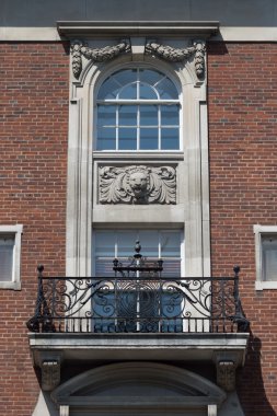 Pencere ve balkon zengin dekore edilmiş