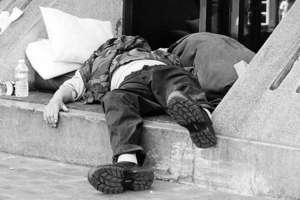 Obdachlose schlafen auf Straße — Stockfoto