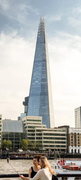 De Scherf Londen met twee meisjes nemen selfie — Stockfoto