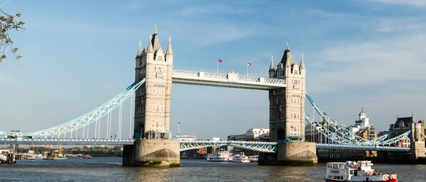 Panoramisch uitzicht op de Tower Bridge London — Stockfoto