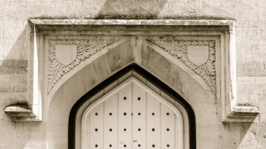 Taş muhafaza kapı Söve içinde oyulmuş