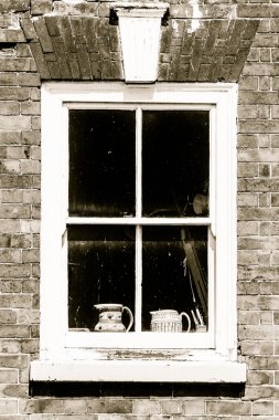 Duvara karşı kilit taşı ile Gürcü kanat pencere