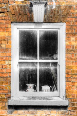 Kırmızı tuğla duvara kilit taşı ile Gürcü kanat pencere