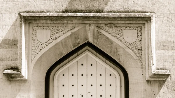 Barreau de porte sculpté dans une enceinte en pierre — Photo