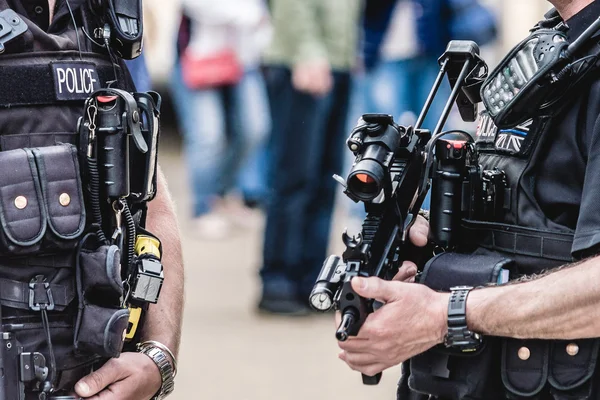 İki polis memuru ile Londra'da DeadWarriors