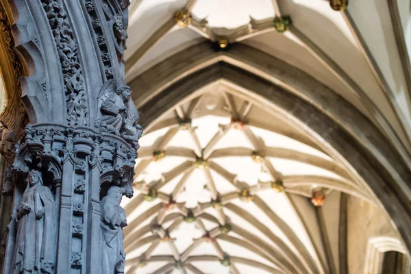 Middenschip en plafond Bristol kathedraal kolommen Impost en trapeziumcorrectie — Stockfoto
