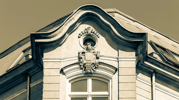 Decorative Capital of Facade with Rich Keystone B — Stock Photo, Image