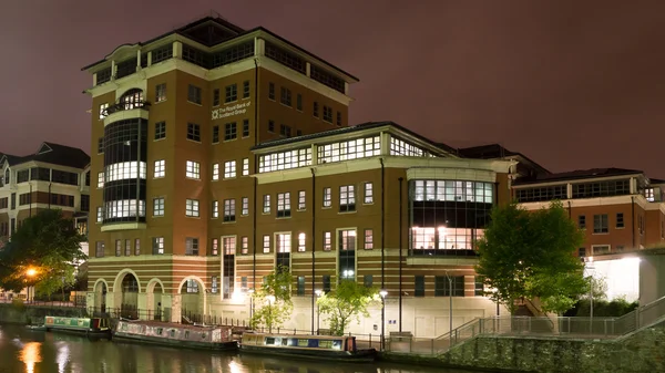 Vista nocturna del Royal Bank of Scotland Group Building (A ) — Foto de Stock