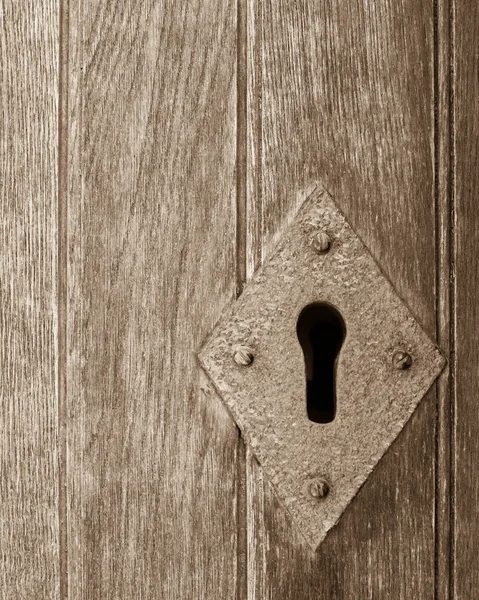 Старая брешь для ключей на деревянных дверях — стоковое фото