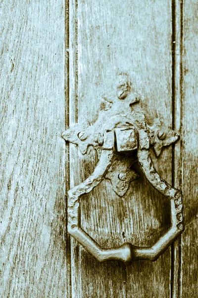 Vieux batteurs de porte en fer sur les portes en bois — Photo