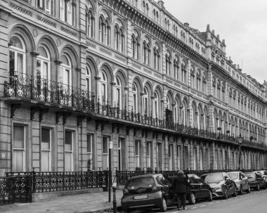 Eski bina cephesi, siyah beyaz sokak fotoğrafçılığı