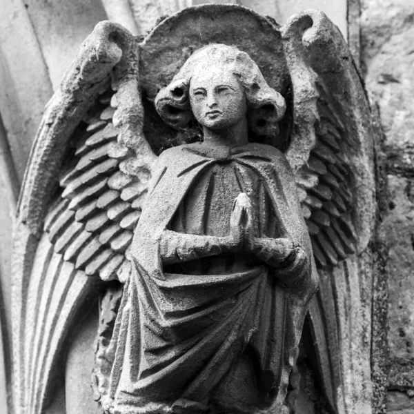 天使の彫刻 石のアーチの一部 祈りの手 黒と白の高コントラストの写真 フィールドの浅い深さ — ストック写真