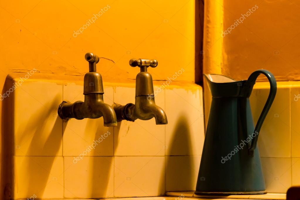 vintage engels leidingwater met gieter — stockfoto © jaceksphotos