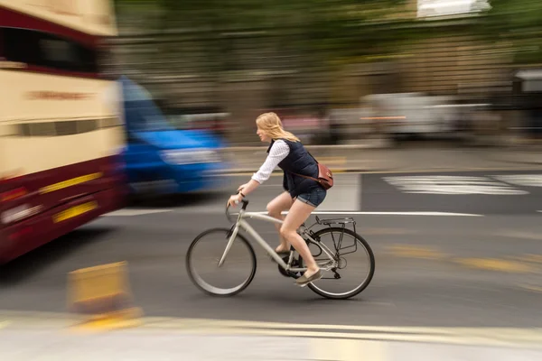 路上でサイクリング — ストック写真