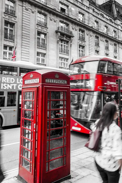 Box telefonico rosso con bus rosso (BW ) — Foto Stock