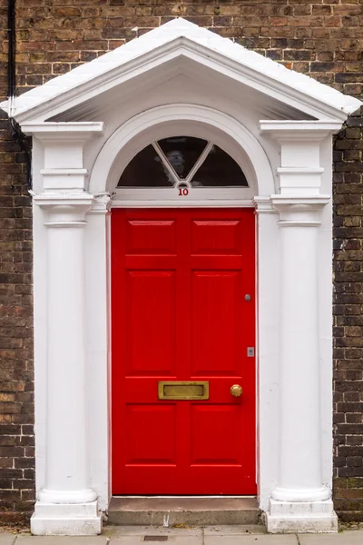 Kırmızı Gregoryen ön kapı