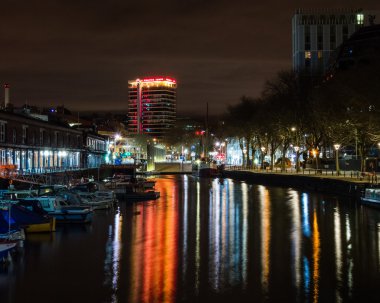 Harbour bölgesindeki gece, İngiltere'de Bristol görünümünden
