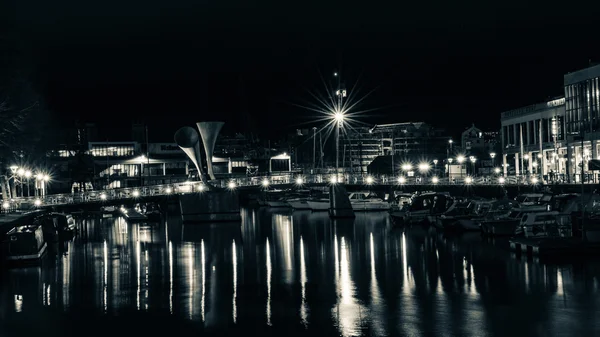 Harbour and Pero bridge in Bristol by night BW — Stock Photo, Image